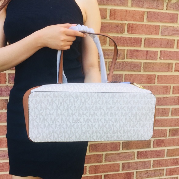 NWT Michael Kors Vanilla large tote with wallet - Picture 4 of 9